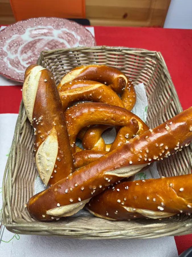 Laugenbrezeln und Laugenstangen im Brotkorb